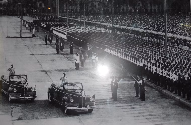 Tới quốc khánh năm 1975, một cuộc diễu binh với quy mô lớn khủng khiếp khác đã diễn ra. Nguồn ảnh: TL.