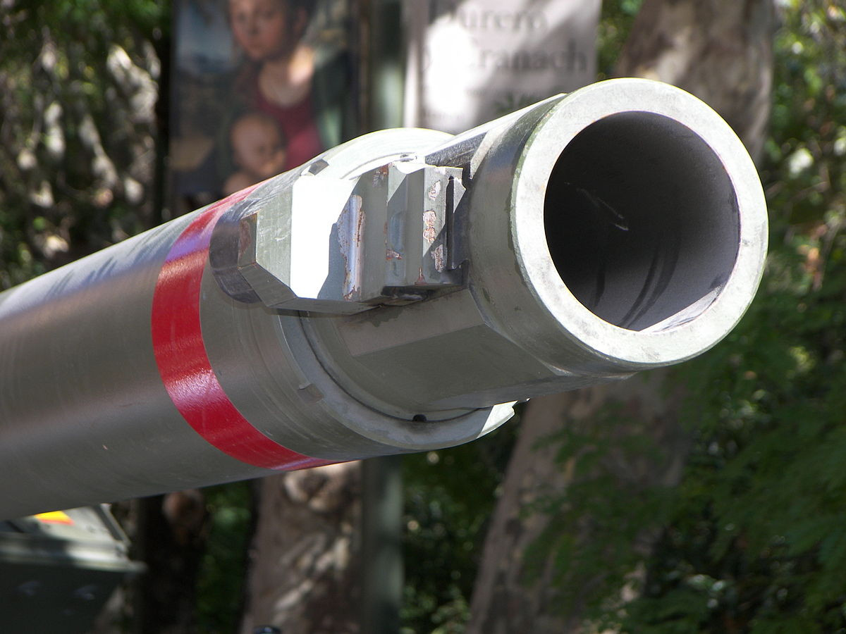 Cụ thể, pháo nòng trơn sẽ chịu trách nhiệm bắn viên đạn ra ngoài, loại đạn được pháo nòng trơn sử dụng có thiết kế đặc biệt với cánh đuôi, giúp nó có thể tự xoay được sau khi rời nòng mà không cần phải dùng đến rãnh xoắn để tạo độ xoay cho viên đạn. Nguồn ảnh: Thearchive.