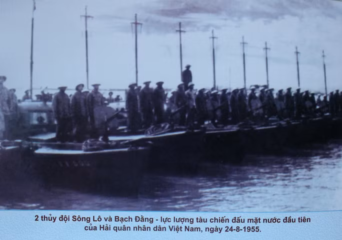 Các tàu chiến, tàu săn ngầm đầu tiên của Hải quân Nhân dân Việt Nam. Nguồn ảnh: NLĐ.