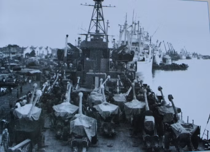 Các loại pháo hạng nặng được lực lượng chuyên chở trên tàu vận tải của lực lượng Hải quân. Nguồn ảnh: NLĐ.