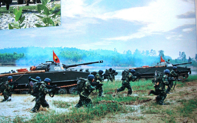 Hải quân Đánh bộ Việt Nam tập trận cùng xe tăng lội nước hạng nhẹ. Nguồn ảnh: NLĐ.