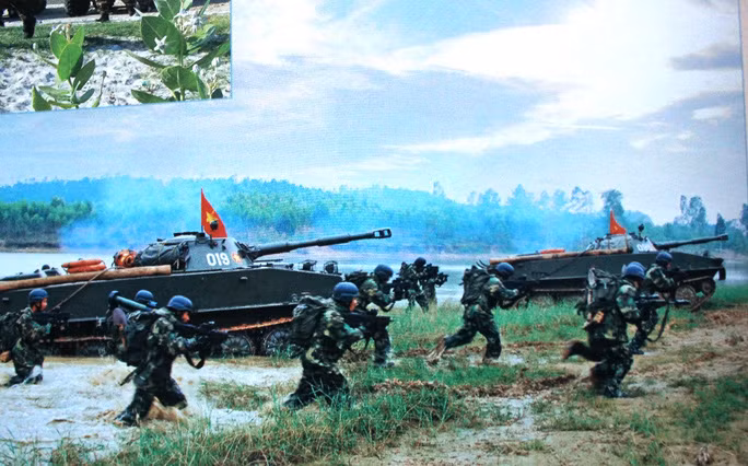 Hải quân Đánh bộ Việt Nam tập trận cùng xe tăng lội nước hạng nhẹ. Nguồn ảnh: NLĐ.