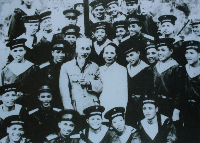 Bác Hồ cùng cán bộ chiến sĩ đoàn 100 Hải quân, ảnh chụp năm 1959. Nguồn ảnh: NLĐ.