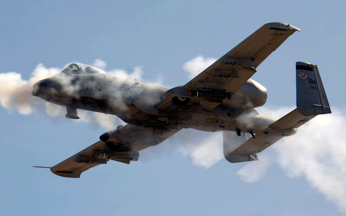 Mặc dù mang theo được tên lửa, bom hay cả pháo phản lực nhưng danh tiếng của Warthog lại đến từ khẩu pháo 30mm GAU-8/A được bố trí ở mũi máy bay. Khẩu pháo này sử dụng đạn 30x173mm cùng với tốc độ bắn 3900 viên mỗi phút, tổng cộng lượng đạn mà A-10 mang theo được cũng chỉ là 1350 viên - tương đương với khoảng 20 giây xả đạn. Nguồn ảnh: BI.