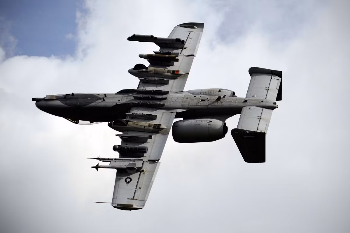 Loại cường kích cơ A-10 Thunderbolt II hay còn có biệt danh là Warthog hiện được coi là loại cường kích cơ hiện đại và nguy hiểm nhất thế giới. Tuy nhiên loại cường kích cơ này đã được ra đời từ năm 1972 - nghĩa là cách đây gần một thế kỷ. Nguồn ảnh: BI.