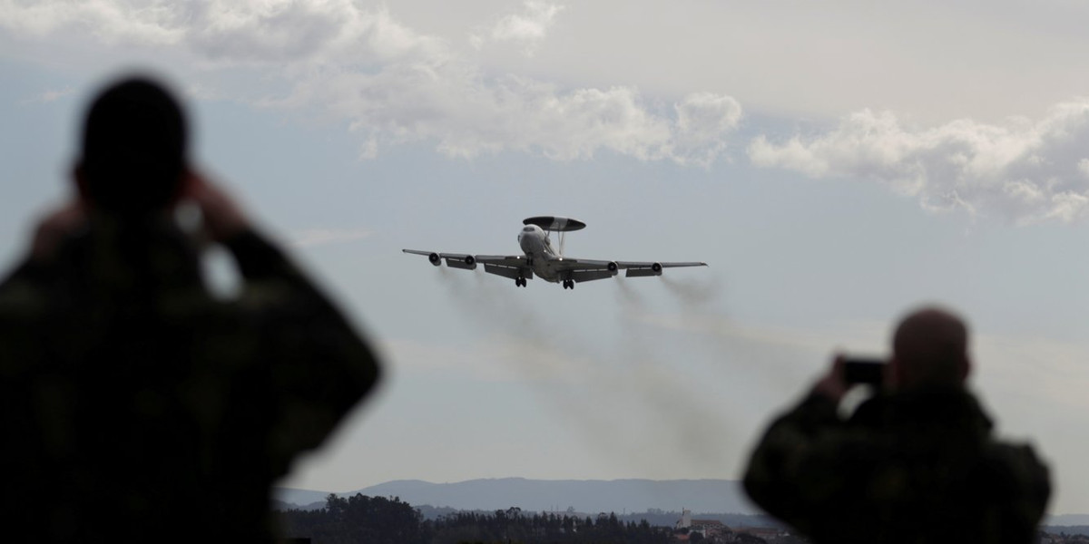 Tuy nhiên loại máy bay đã ra đời từ năm 1972 này dường như không còn phù hợp với điều kiện tác chiến hiện tại, nhất là khi nó phải đối đầu với những kiểu áp chế điện tử hoặc các loại vũ khí mới có khả năng tàng hình cao đang được Nga và Trung Quốc phát triển. Nguồn ảnh: BI.