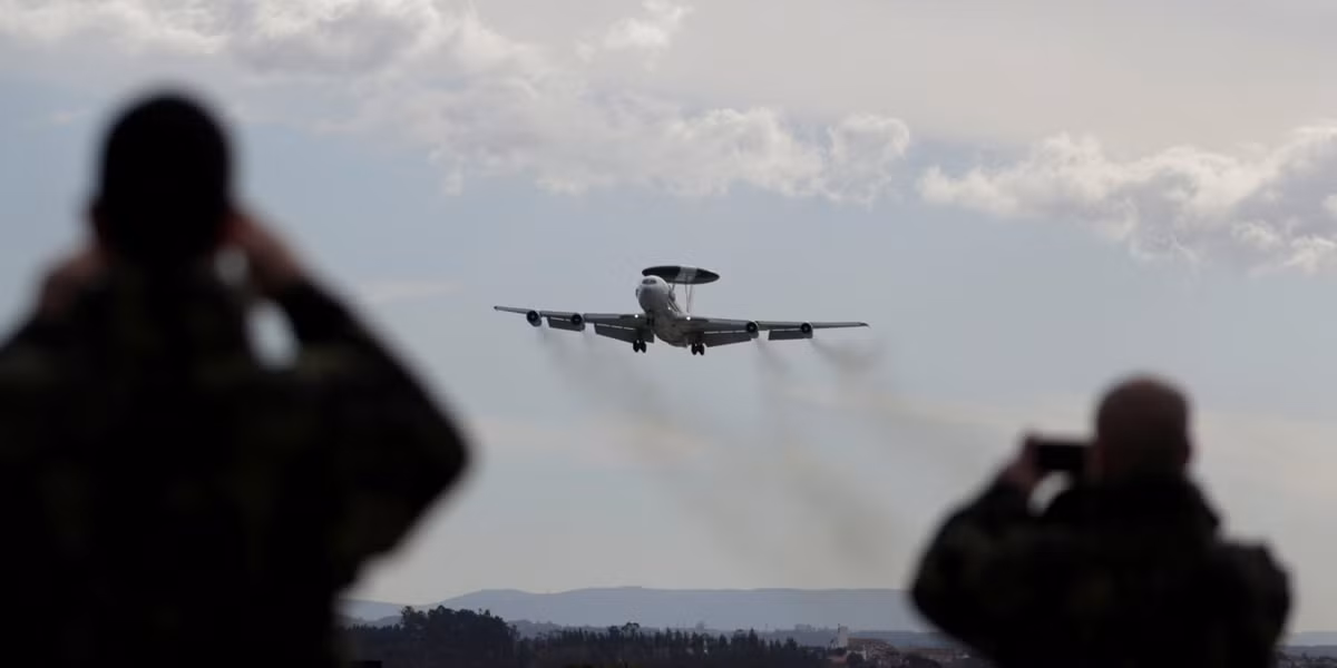 Tuy nhiên loại máy bay đã ra đời từ năm 1972 này dường như không còn phù hợp với điều kiện tác chiến hiện tại, nhất là khi nó phải đối đầu với những kiểu áp chế điện tử hoặc các loại vũ khí mới có khả năng tàng hình cao đang được Nga và Trung Quốc phát triển. Nguồn ảnh: BI.