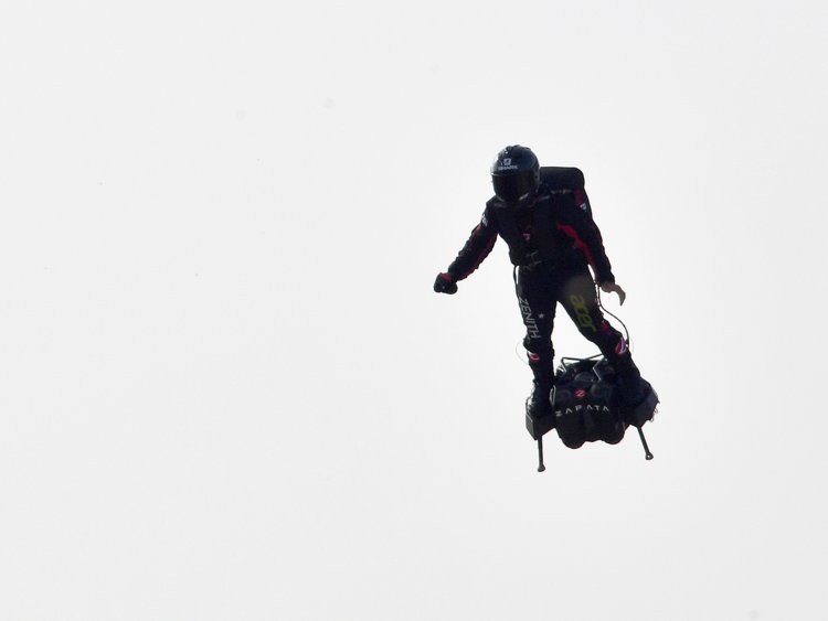 Đầu tiên phải kể đến thiết bị bay cá nhân được nhà phát minh người Pháp mang tên Franky Zapata thiết kế. Thiết bị bay này thậm chí còn được quân đội Pháp đưa vào trình diễn để mừng Ngày Độc Lập của quốc gia này và hứa hẹn sẽ sớm được sử dụng trong quân đội Pháp trong tương lai. Nguồn ảnh: BI.