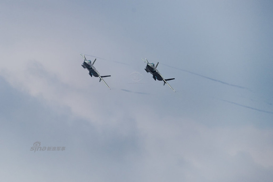 Ở chế độ chiến đấu này, chiếc tiêm kích tàng hình sẽ mang theo lượng vũ khí tối đa, bao gồm việc treo cả vũ khí ở bên ngoài khoang bụng. Việc treo vũ khí bên ngoài khoang bụng sẽ phá vỡ kết cấu tàng hình của máy bay khiến nó không còn khả năng tàng hình. Nguồn ảnh: Sina.