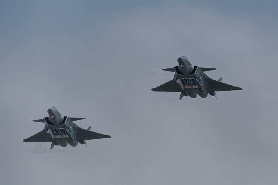 Với việc không còn khả năng tàng hình, các tiêm kích thế hệ năm sẽ tác chiến không khác gì các chiến đấu cơ thế hệ cũ nhưng bù lại, khả năng xoay sở trên không với nhiều kiểu mục tiêu bất ngờ sẽ dễ dàng hơn do chiến đấu cơ mang theo được nhiều loại vũ khí hơn. Nguồn ảnh: Sina.