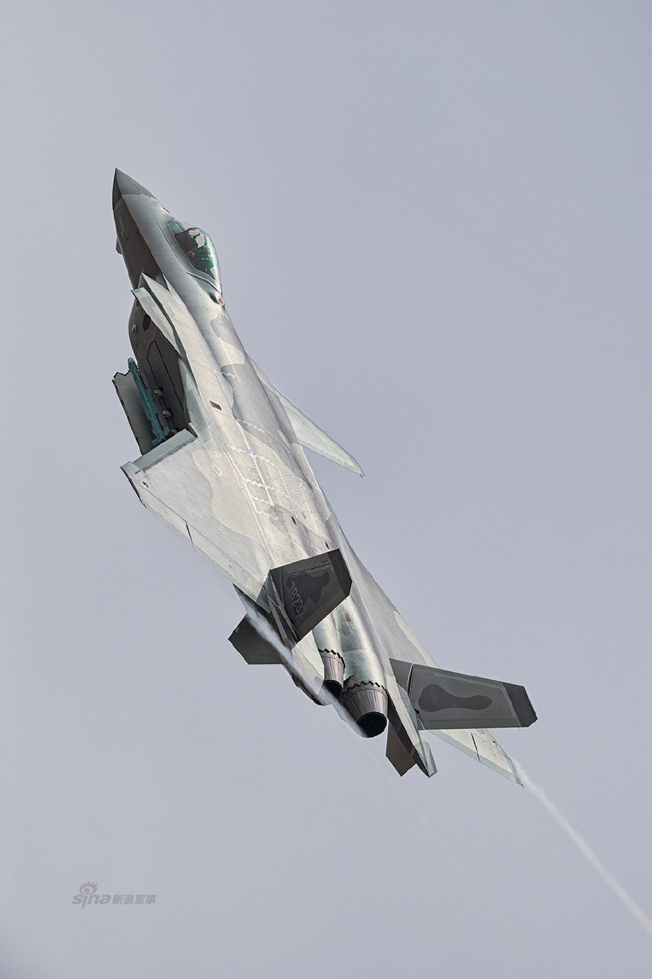 Trong những bức hình vừa mới được công bố, có thể thấy chiến đấu cơ J-20 đã mang theo tới 6 tên lửa không đối không. Tuy nhiên dường như đây vẫn chưa phải số lượng tên lửa tối đa mà tiêm kích tàng hình J-20 có thể mang theo được. Nguồn ảnh: Sina.