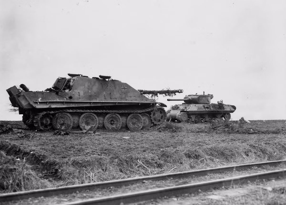 Thậm chí, nhiều học giả quân sự đồng ý rằng pháo tự hành Jagdpanther chính là khẩu pháo tự hành hoàn hảo nhất trong chiến tranh thế giới thứ hai. Đây là một con quái thú đúng nghĩa khi nó nặng tới 45 tấn, giáp mặt lên tới 100 mm và được vát nghiêng. Nguồn ảnh: Warhistory.