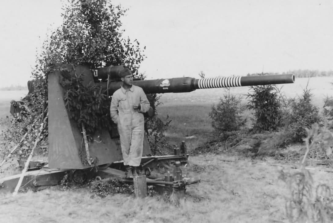 Bắt đầu được hoàn thiện thiết kế và được đưa vào sản xuất từ năm 1923, tuy nhiên phải tới tận khi Chiến tranh Thế giới thứ hai nổ ra, pháo phòng không Flak 88 của Đức mới được sản xuất hàng loạt và được coi là nòng cốt của lực lượng phòng không nước này. Nguồn ảnh: Warhistory.