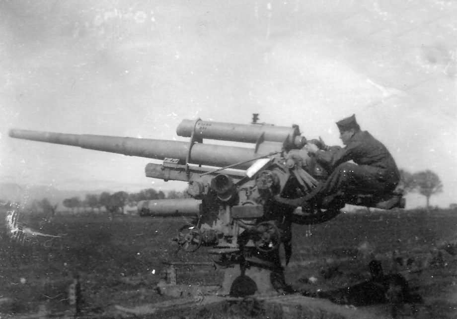 Kể từ năm 1939 tới năm 1945, Đức đã sản xuất được tổng cộng 18.295 khẩu pháo phòng không loại này. Một lượng lớn trong số đó dù được định danh là "pháo phòng không" khi xuất xưởng nhưng trên thực tế lại được sử dụng cho mục đích chống tăng. Nguồn ảnh: Warhistory.