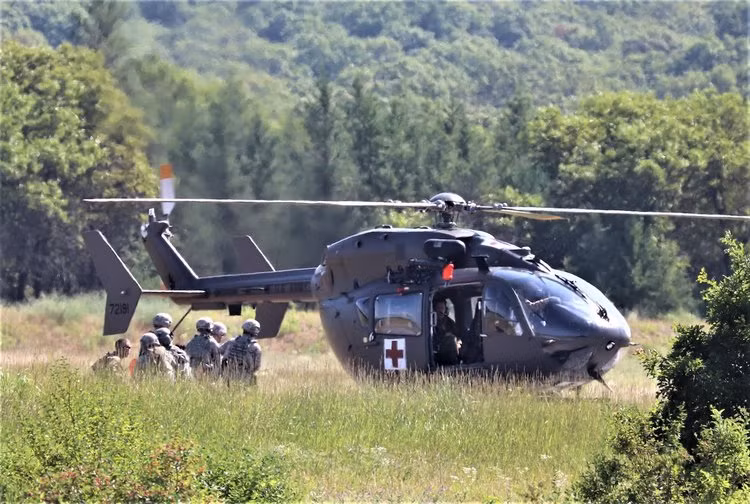 Dù có số lượng khá ít, tuy nhiên loại trực thăng UH-72 của Lục quân Mỹ lại phải gánh vác cực kỳ nhiều công việc, trong đó bao gồm cả việc làm nhiệm vụ vận tải hậu hỗ trợ cho các loại trực thăng hiện đại khác của quân đội nước này. Nguồn ảnh: BI.