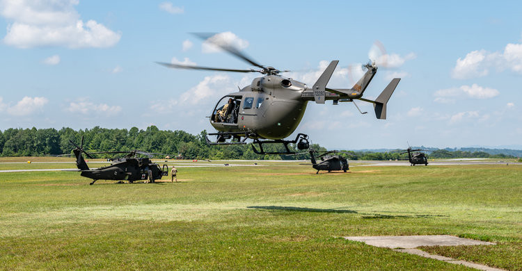 Đó là trực thăng UH-72 Lakota - loại trực thăng có số lượng ít bậc nhất trong Lục quân Mỹ với quân số chỉ dưới 500 chiếc trong khi đó lực lượng này có tới 2000 trực thăng Black Hawk và 650 chiếc Apache. Nguồn ảnh: BI.