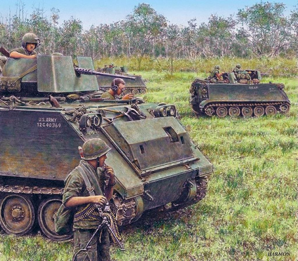 Chưa kể đến việc, vì là thiết giáp chở quân nên M113 sẽ có cửa mở ở phía sau, buộc động cơ phải đặt lên phía trước xe. Động cơ của M113 được đặt bên phải xe ngay cạnh vị trí ngồi của lái xe, khiến xe có trọng tâm dàn trải không đều, bên phải nặng hơn bên trái nên càng dễ lật khi vượt địa hình. Nguồn ảnh: Pinterest.