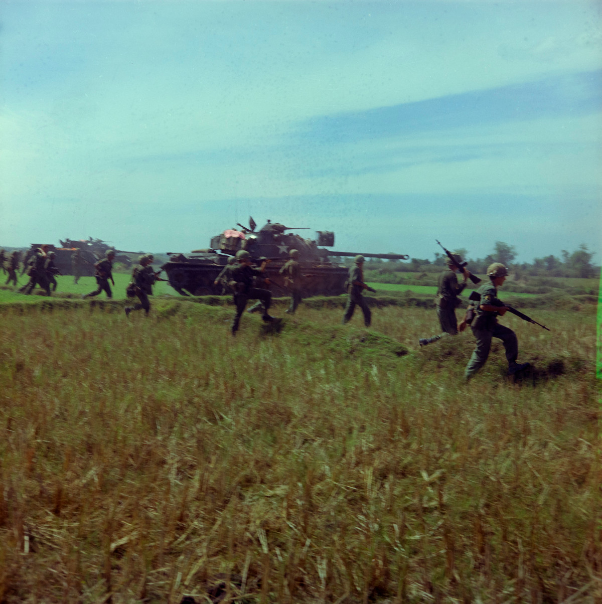 Một trận càn của lính Mỹ với sự yểm trợ của xe tăng bộ binh M48 Patton. Nguồn ảnh: NYTimes.