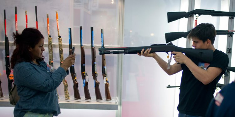 Ngoài ra, còn có báo cáo cho biết 72% số người sử dụng súng ở Mỹ sở hữu súng ngắn, 62% số người có súng ở Mỹ sở hữu ít nhất một khẩu súng ngắn ổ đạn xoay. Tuy nhiên các nhà sản xuất vũ khí ở Mỹ chỉ sản xuất được khoảng 900.000 khẩu súng ngắn ổ đạn xoay trong năm 2016. Nguồn ảnh: BI.