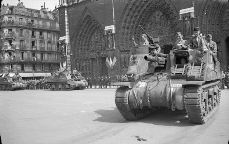 Dưới chân Nhà Thờ Đức Bà, từng hàng dài thiết giáp của quân đội Mỹ và Anh xếp hàng chật kín đường. Nguồn ảnh: BI.