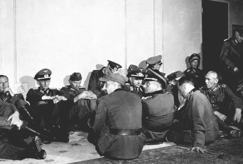 Tướng lính Đức sau khi đầu hàng được giam giữ ở một khu vực riêng, cách ly với binh lính Đức. Nguồn ảnh: BI.