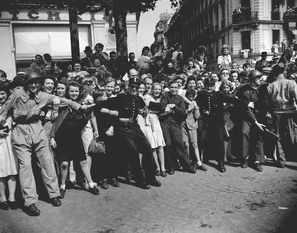 Kèm theo đó là lệnh tử thủ ở Paris mà Hitler ban ra cho binh lính dưới chướng mình đóng quân tại đây. Tuy nhiên, để bảo tồn những giá trị văn hoá vô giá của Paris, quân đội Đức phần lớn đã buông súng đầu hàng vô điều kiện. Nguồn ảnh: BI.