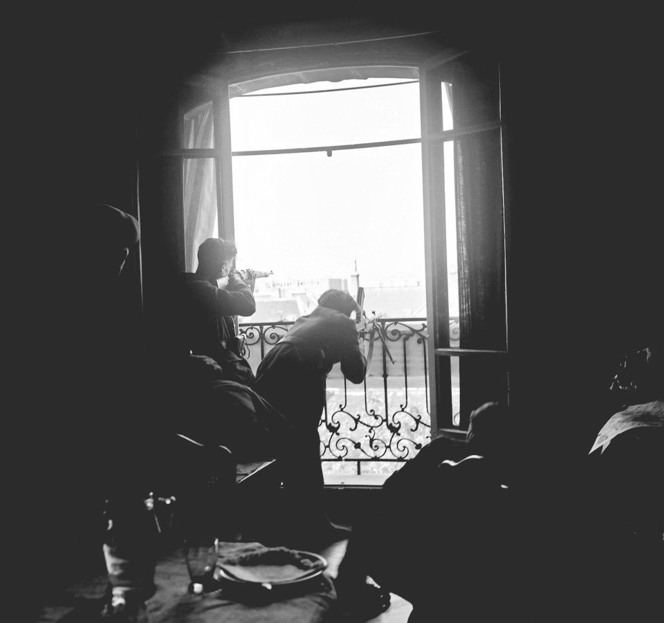 Trong khi đó, lực lượng du kích Pháp vẫn tiếp tục chiến đấu trên nhiều con phố ở Paris để tiêu diệt những toán lính Đức cứng đầu hoặc những tay súng bắn tỉa được cài cắm lại thành phố này. Nguồn ảnh: BI.