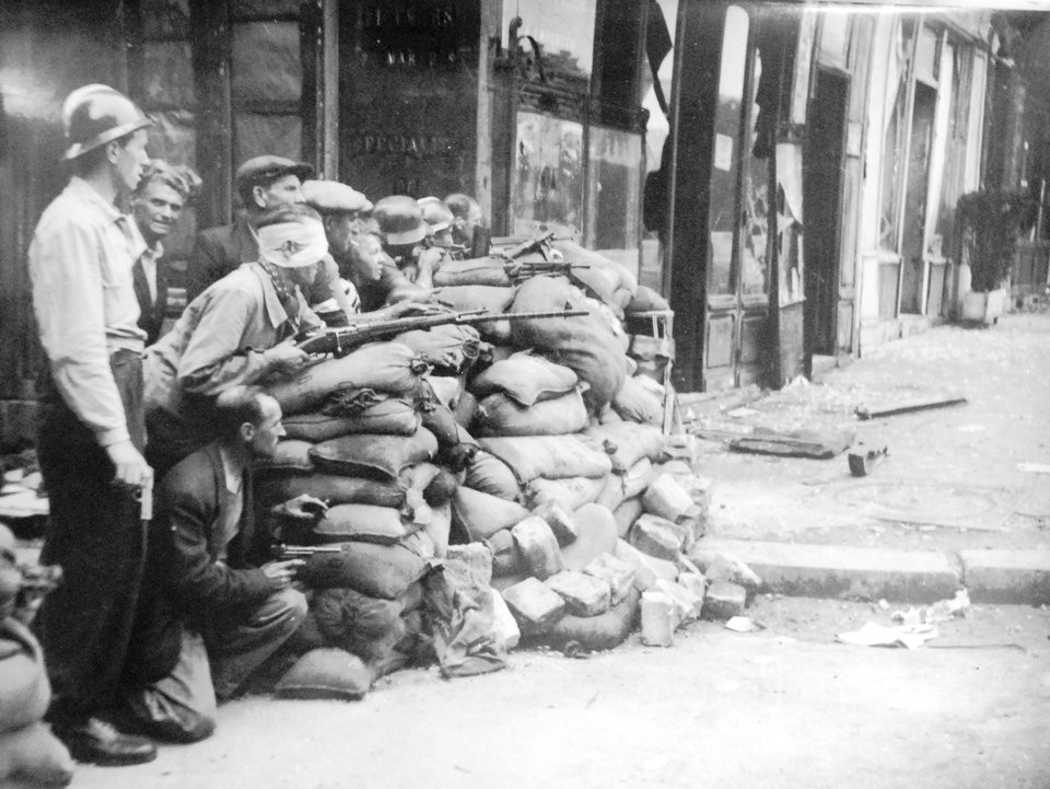 Trên nhiều tuyến phố, giao tranh giữa du kích Pháp với những nhóm lính Đức cứng đầu vẫn tiếp tục diễn ra không ngừng. Nguồn ảnh: BI.