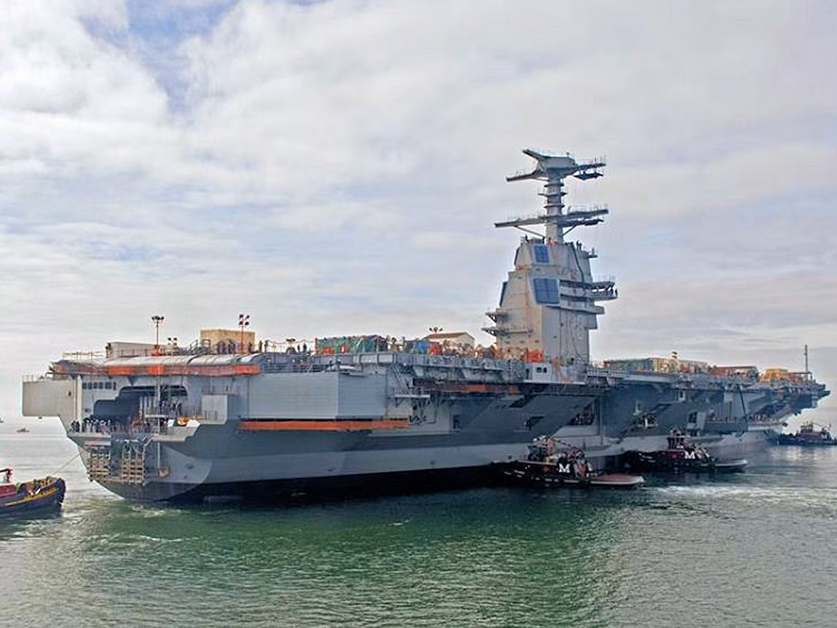 Như vậy, trong tương lai gần tàu sân bay đắt đỏ nhất của Hải quân Mỹ sẽ chỉ có thể triển khai được các loại chiến đấu cơ thế hệ cũ trong khi đó, tiêm kích F-35C nhiều khả năng sẽ được bổ sung lên biên chế của các tàu sân bay lớp Nimitz trước. Nguồn ảnh: BI.