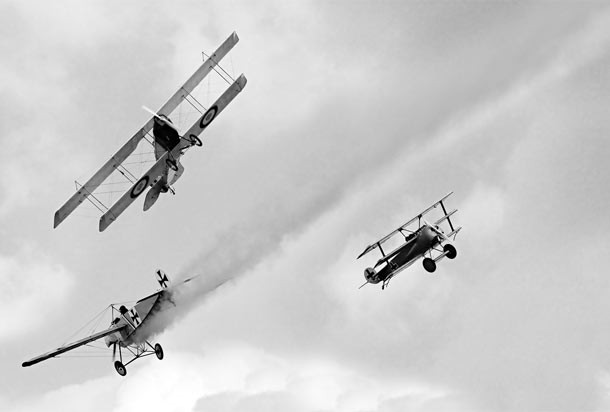 Thuật ngữ "dogfight" (những con chó đánh nhau) ra đời trong thời gian diễn ra Chiến tranh Thế giới thứ nhất và được dùng để chỉ những trận không chiến cự ly gần của không quân. Để có thể thực hiện được những pha bẻ cua ở góc hẹp, phi công thường tắt máy để giảm tốc độ máy bay xuống tối thiểu sau đó lại bật lại động cơ, tiếng bật động cơ này nghe từ dưới mặt đất rất giống tiếng chó sủa lên binh lính đã gọi cảnh tượng hỗn chiến trên không này là "dogfight". Nguồn ảnh: Listfact.