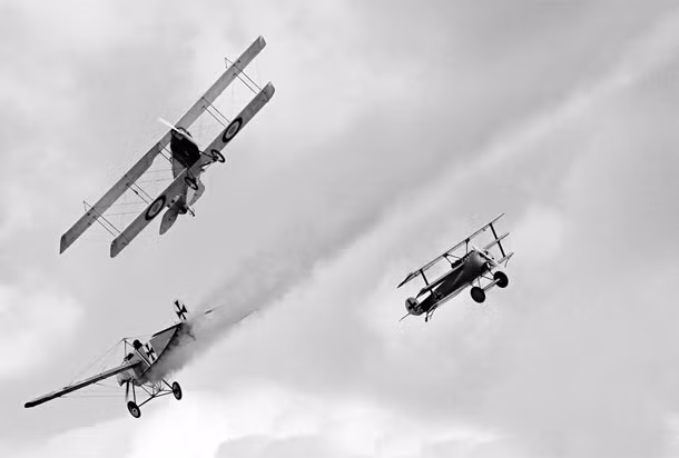 Thuật ngữ "dogfight" (những con chó đánh nhau) ra đời trong thời gian diễn ra Chiến tranh Thế giới thứ nhất và được dùng để chỉ những trận không chiến cự ly gần của không quân. Để có thể thực hiện được những pha bẻ cua ở góc hẹp, phi công thường tắt máy để giảm tốc độ máy bay xuống tối thiểu sau đó lại bật lại động cơ, tiếng bật động cơ này nghe từ dưới mặt đất rất giống tiếng chó sủa lên binh lính đã gọi cảnh tượng hỗn chiến trên không này là "dogfight". Nguồn ảnh: Listfact.