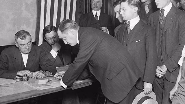 Trước Chiến tranh Thế giới thứ nhất, Mỹ không hề có quy định về nghĩa vụ quân sự bắt buộc, tuy nhiên tới tháng 5/1917, Quốc hội Mỹ bắt đầu đưa ra luật nghĩa vụ quân sự bắt buộc và luật này tồn tại tới hết Chiến tranh Việt Nam. Nguồn ảnh: Listfact.