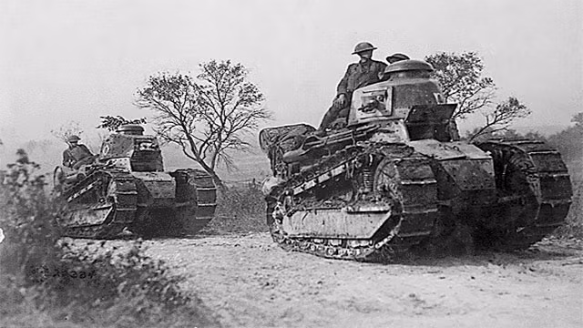 Xe tăng trong Chiến tranh Thế giới thứ nhất thậm chí còn được chia giới tính với xe tăng Đực có pháo to và xe tăng Cái không có pháo chỉ có súng máy. Nguồn ảnh: Listfact.