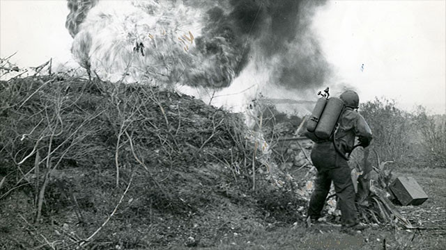 Súng phun lửa là loại vũ khí được ra đời lần đầu tiên trong Chiến tranh Thế giới thứ nhất, loại vũ khí này được Đức sử dụng đầu tiên và có khả năng phun xa được tới 40 mét khi trời lặng gió. Nguồn ảnh: Listfact.