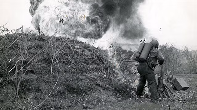 Súng phun lửa là loại vũ khí được ra đời lần đầu tiên trong Chiến tranh Thế giới thứ nhất, loại vũ khí này được Đức sử dụng đầu tiên và có khả năng phun xa được tới 40 mét khi trời lặng gió. Nguồn ảnh: Listfact.