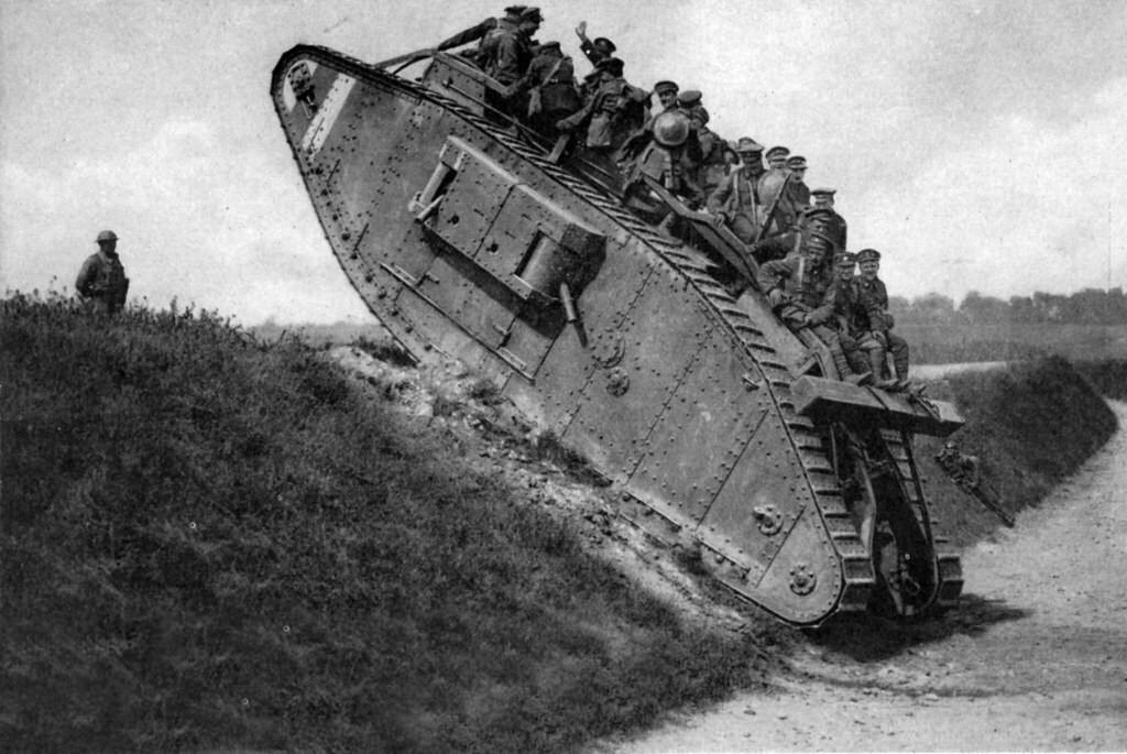 Thuật ngữ "tank" (trong tiếng Anhcó nghĩa là thùng đựng nước cỡ lớn bằng kim loại) được tình báo Anh sử dụng để che mắt tình báo Đức về việc London đang nghiên cứu một loại vũ khí mới. Về sau, tank hay tăng được tiếp tục sử dụng tới tận ngày nay để chỉ... xe tăng. Nguồn ảnh: Listfact.