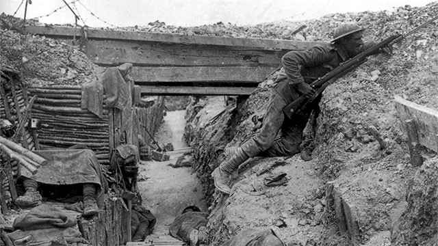  Chiến tranh Thế giới thứ nhất là một cuộc chiến tranh chiến hào, mọi quốc gia tham chiến đều cải tiến công nghệ... đào hào lên mức hiện đại nhất để phục vụ cuộc chiến này. Mọi nhu cầu thiết yếu của người lính từ tắm giặt, ăn uống, vệ sinh, cứu thương,.. đều diễn ra bên dưới lòng đất hoặc bên trong những chiến hào như thế này. Nguồn ảnh: Listfact.