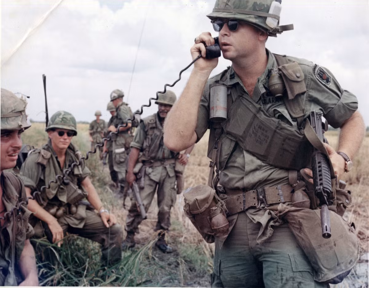 Tiếp theo đó vào các năm 1971 và 1972, quân số Mỹ ở Việt Nam giảm nhanh chóng kéo theo đó là hàng loạt các thất bại trên bàn đàm phán, buộc Mỹ phải rút lui trong ô nhục chức không thể "về nước trong danh dự" như những gì Lầu Năm Góc từng "mơ ước". Nguồn ảnh: TheArchive.