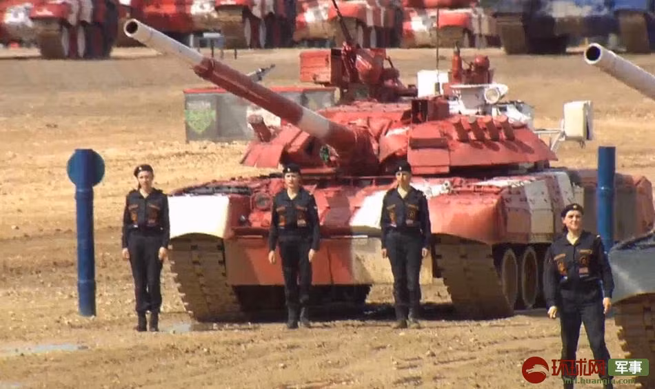 Trước đó, tổng cộng đã có 10 nữ quân nhân phục vụ trong Sư đoàn Visla của quân khu Phía Tây thuộc Nga đã được tập hợp để huấn luyện và chọn lọc nhằm tìm ra một kíp lái với tiêu chuẩn cao nhất tham gia giải thi đấu này. Nguồn ảnh: Sina.