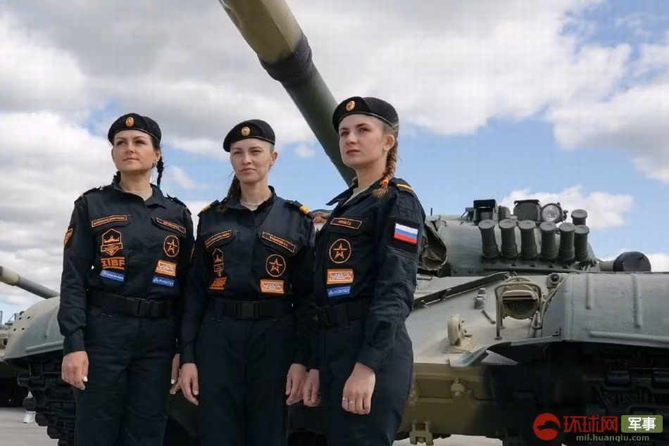 Kíp lái xe tăng nữ của Nga huấn luyện với xe tăng T-80UE trong giai đoạn chuẩn bị cho giải đấu tăng Tank Biathlon năm nay. Nguồn ảnh: Sina.