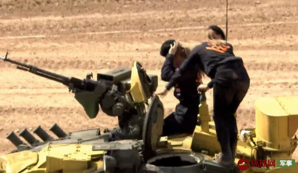 Kíp lái nữ này được chọn lọc từ Quân khu Phía Tây của quân đội Nga và trực thuộc một đơn vị thiết giáp Nga đóng quân tại khu vực Belgorod. Nguồn ảnh: Sina.