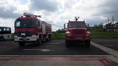 Ngoài ra, Việt Nam từ lâu còn sở hữu các loại xe chữa cháy chuyên dụng hiện đại, chuyên được sử dụng trong các sân bay, bến cảng hoặc kho xăng, dầu. Nguồn ảnh: Zingnews.