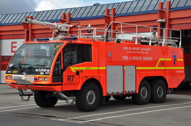 Hiện đại và "hầm hố" nhất trong biên chế của lực lượng PCCC phải kể đến xe chữa cháy hiệu Sides do Pháp sản xuất hiện đang được sử dụng tại Cảng hàng không Liên Khương (Lâm Đồng). Loại xe này có sức chứa 11.000 lít nước, 1320 lít bọt và 250 kg bột khô, sẵn sàng ứng phó với mọi loại hỏa hoạn bao gồm cả cháy xăng dầu. Nguồn ảnh: Zingnews.