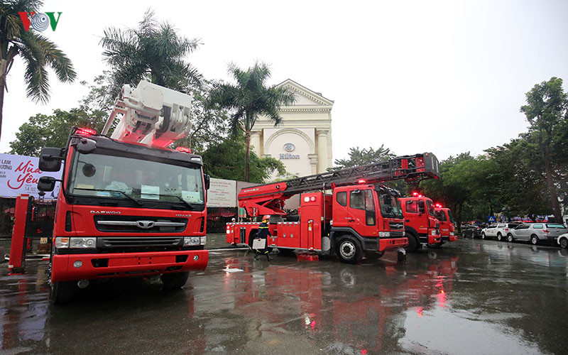 Đây là loại xe chữa cháy chuyên dụng do viện phòng cháy chữa cháy (PCCC) của Hàn Quốc nghiên cứu và chế tạo, đáp ứng được tiêu chuẩn châu Âu và đặc biệt nhỏ gọn, phù hợp với môi trường, đường xá đô thị của các thành phố lớn ở Việt Nam. Nguồn ảnh: VOV.
