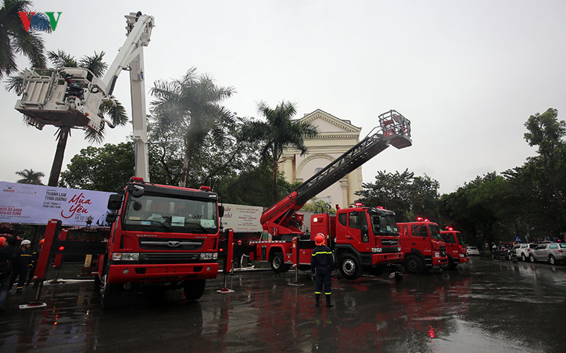 Các xe cũng được trang bị hệ thống hỗ trợ điện tử tiên tiến, có camera tại giỏ thang để truyền hình trực tiếp tại hiện trường. Đặc biệt các xe còn được trang bị ống tụt để tiến hành sơ tán khẩn cấp trong thời gian ngắn. Nguồn ảnh: VOV.
