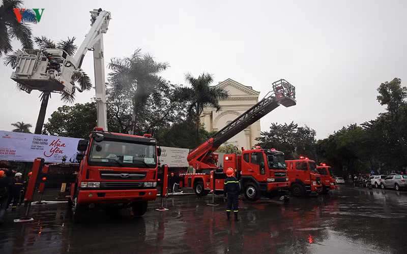 Các xe cũng được trang bị hệ thống hỗ trợ điện tử tiên tiến, có camera tại giỏ thang để truyền hình trực tiếp tại hiện trường. Đặc biệt các xe còn được trang bị ống tụt để tiến hành sơ tán khẩn cấp trong thời gian ngắn. Nguồn ảnh: VOV.