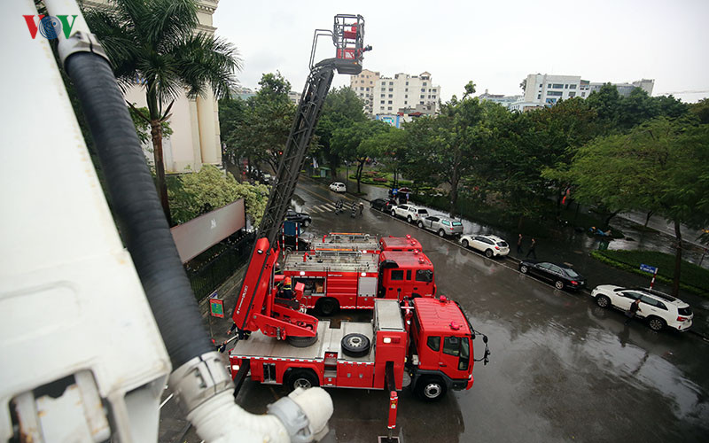 Với loại xe thang để sơ tán, cứu hộ cứu nạn nhà cao tầng, chiều dài của thang lúc tối đa lên tới 33 mét - tương đương với nhà 11 tầng và đây là một trong những loại xe thang cao nhất mà Việt Nam đang sở hữu ở thời điểm hiện tại. Nguồn ảnh: VOV.