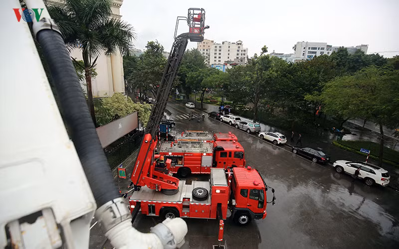 Với loại xe thang để sơ tán, cứu hộ cứu nạn nhà cao tầng, chiều dài của thang lúc tối đa lên tới 33 mét - tương đương với nhà 11 tầng và đây là một trong những loại xe thang cao nhất mà Việt Nam đang sở hữu ở thời điểm hiện tại. Nguồn ảnh: VOV.