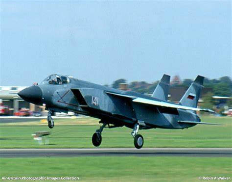 Quá trình hợp tác này mang lại một khoản lợi nhuận kếch xù cho Yakovlev bằng cách chuyển giao nhiều công nghệ của mình cho Lockheed Martin, cứu giúp cục thiết kế này khỏi việc bị xoá sổ do nguồn tiền từ Moscow bị cắt giảm mạnh bởi lạm phát kinh tế sau sự kiện Liên Xô tan rã. Nguồn ảnh: RBTH.