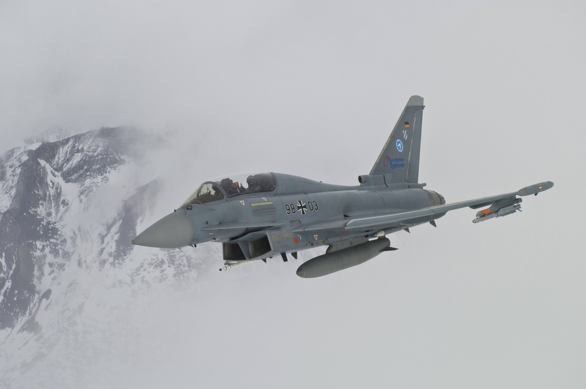 Hiện tại trong NATO, chỉ có Mỹ là quốc gia duy nhất chi tới 3% GDP cho ngân sách quốc phòng tương đương với khoảng 650 tỷ USD. Các quốc gia thành viên còn lại đều chi dưới 2% GDP. Nguồn ảnh: Telegraph.